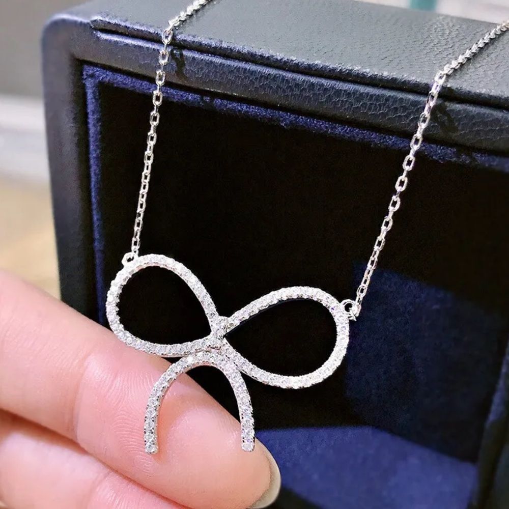 The Bow Pendant Necklace in 925